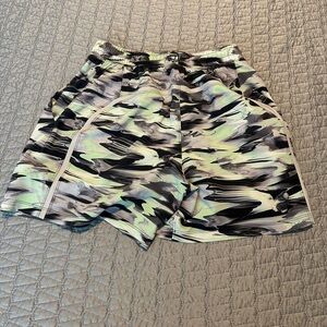 Men’s Lululemon linerless 5’ shorts